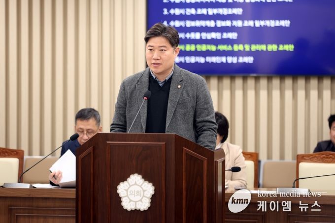 수원특례시의회 김동은 의원이 제399회 임시회 도시미래위원회에서 발언하고 있다.