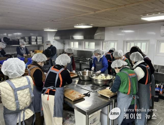 따뜻한 한 끼를 위해 음식을 조리하는 밥차 모습