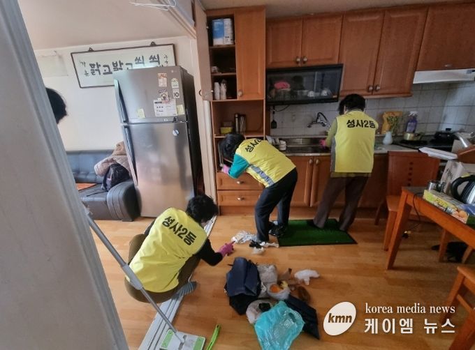 고양시 성사2동 지역사회보장협의체, 취약계층 주거환경 개선 ‘동행 돌봄사업’ 실시