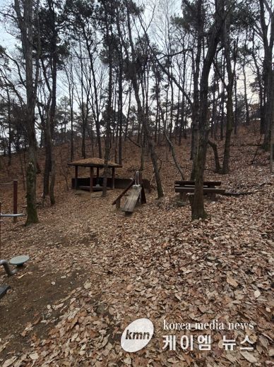 시설이 노후화된 수지구 광교산 숲길 전경