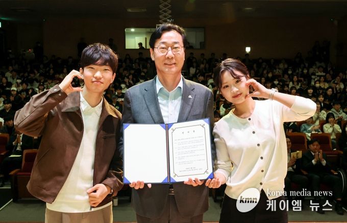 정명근 화성특례시장이 화성시장학관 신규 입사생 대표들과 함께 입사 선서문을 들고 기념촬영을 하고 있다.