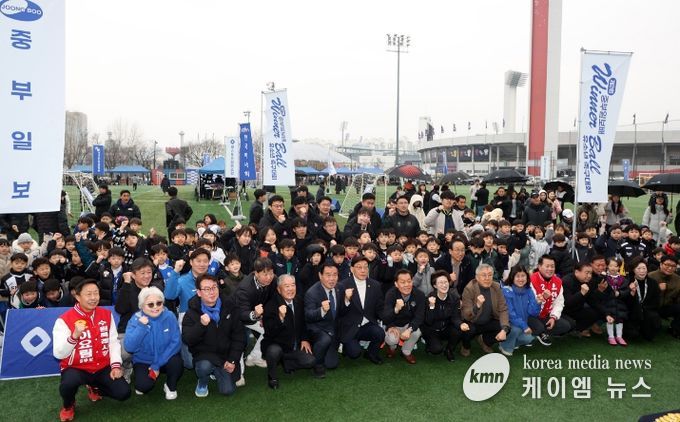 이재식 수원특례시의회 의장이 「제2회 중부일보배 전국 유소년 축구 페스티벌」에 참석해 선수들과 기념촬영을 하고 있다.