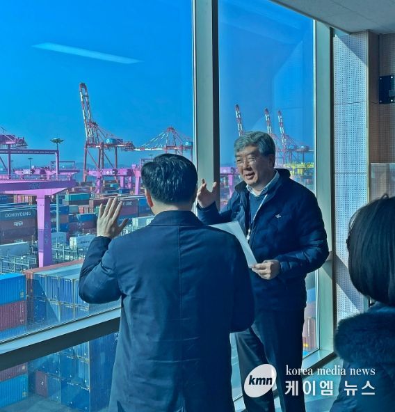 - 인천항만공사 이경규 사장이 선광신컨테이너터미널(주) 정국위 대표이사에게 중동사태 이후 컨테이너 터미널 야드 장치율 현황 등을 듣고 있다.