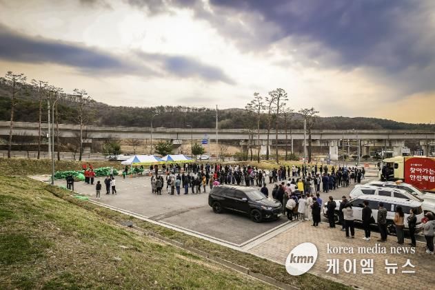 용인미르스타디움에서 열린 처인구 나무 나누어주기 행사 모습