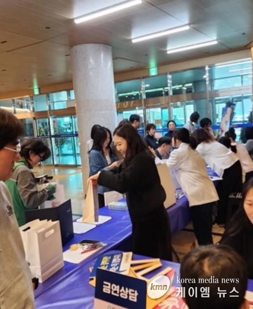 시민들이 시청 로비 건강체험관에서 혈압·혈당 측정과 건강상담을 받고 있다