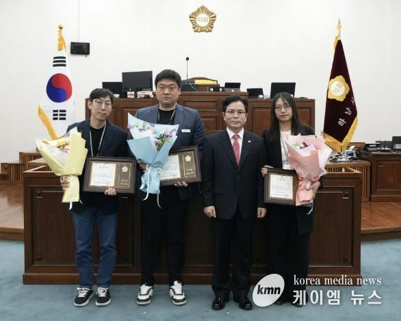 금광연 하남시의회 의장이 지난 3월 16일 제346회 임시회 제1차 본회의에서 ‘2026년 1분기 우수공무원’ 3명을 표창하고 기념사진을 찍고 있다. (사진_하남시의회 제공)