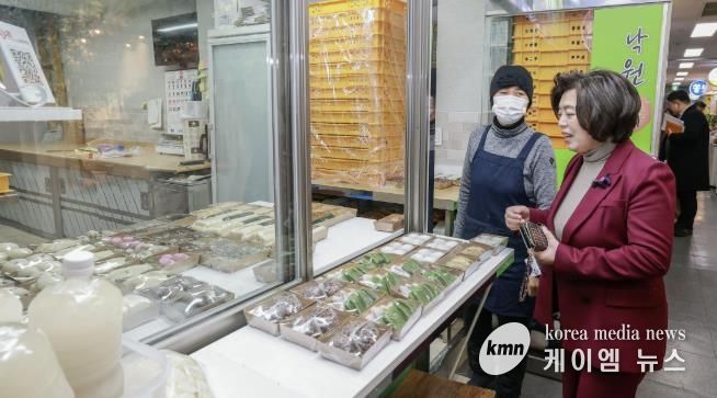 2026년 설 맞이 전통시장 골목형 상점가 현장 점검 모습(사진 오른쪽 신계용 과천시장)