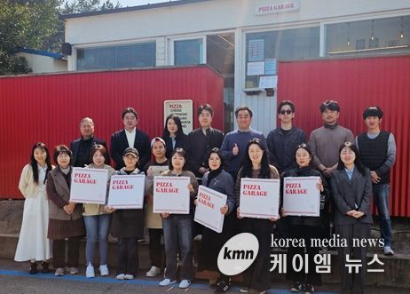 강원도립대학교 창업보육센터 관계자와 입주기업 대표들이, 양양소재 입주기업의 매장인 ‘피자정비소’에서‘이노타임’ 행사 후 기념촬영을 하고 있다.