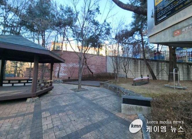 기흥구는 마북초 후문 앞 쉼터를 정비해 정원형 휴게공간으로 조성한다. 사진은 마북초 후문 앞 쉼터