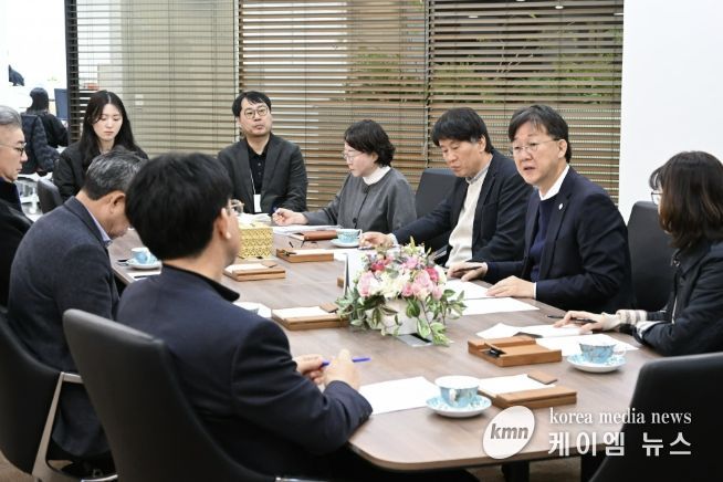 이민근 안산시장(사진 오른쪽 앞에서 두번째)이 18일 안산 상공회의소에서 열린 '중동사태 지역 기업 피해상황 점검 간담회'에서 대응방안 논의를 하고 있다.