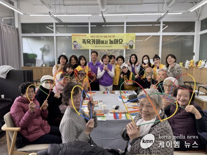 시흥시 배곧2동, 어르신 건강·정서 돌봄 강화, '족욕카페에서 놀아요' 첫 운영