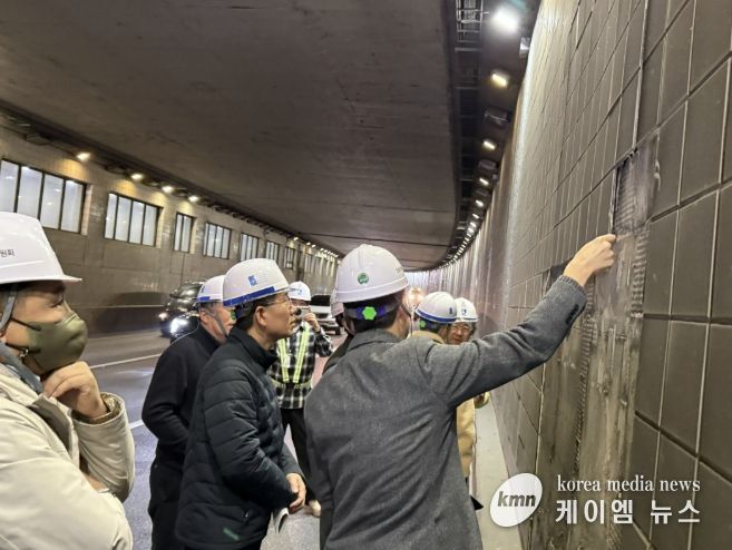 수원특례시 관계자가 1분기 시설안전 기술컨설팅을 하고 있다.