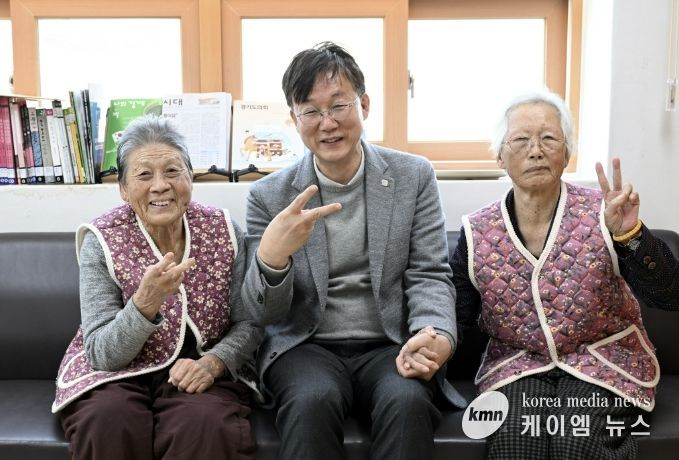 이민근 안산시장(사진 가운데)이 19일 풍도·육도 주민과의 현장소통 간담회에서 어르신들과 사진촬영을 하고 있다