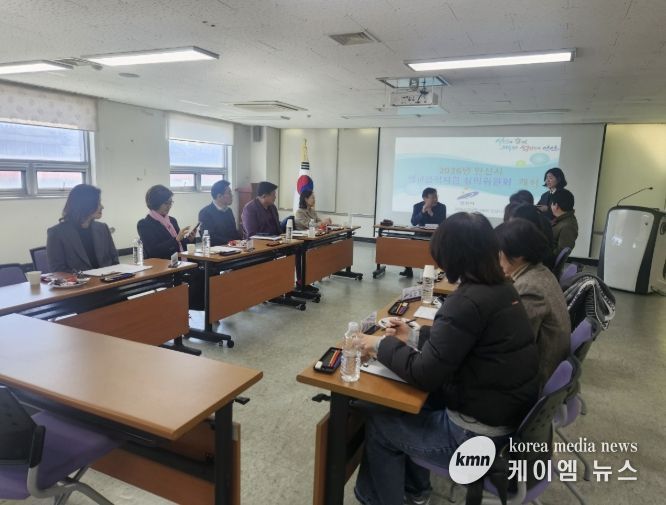 이억배 농업기술센터소장이 19일 농업기술센터에서 '학교급식지원심의위원회'를 주재하고 있다