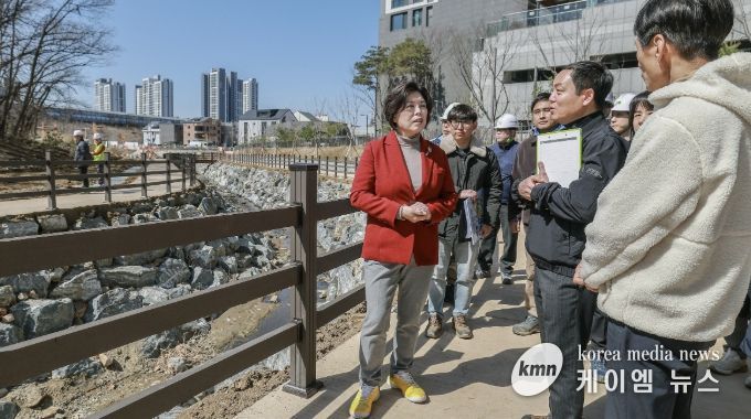 과천시, 지식정보타운 제비울천 산책로 현장점검…3월 말 조기 개방