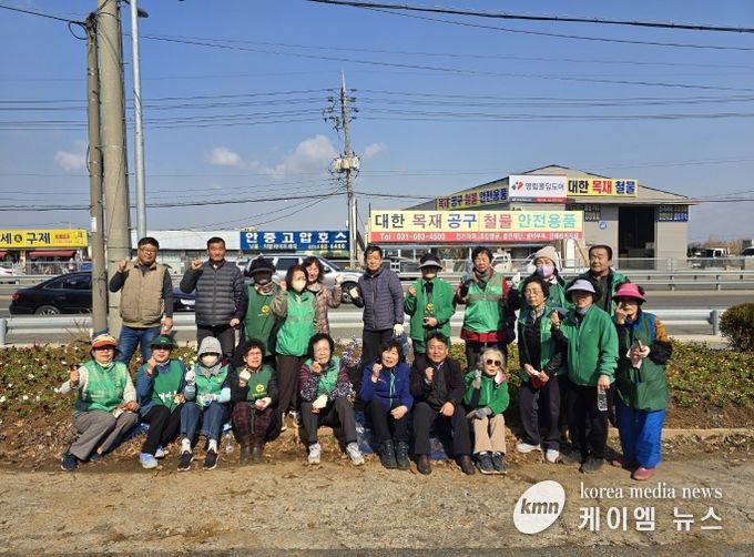 포승읍 새마을남여지도자회, 새봄맞이 꽃 심기 및 관내 대청소 전개