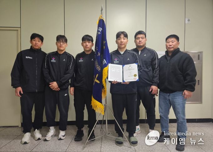 용인특례시 직장운동경기부 유도팀은 ‘2026년 회장기 전국 유도대회’에서 단체전 금메달과 개인전 동메달을 획득했다. 왼쪽부터 홍석웅·박희원·김유철·송민기·황민호 선수, 김혁 감독