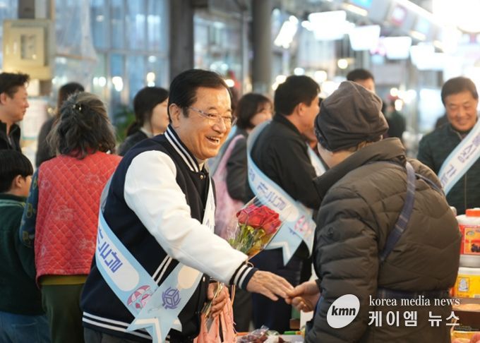 20일 오후 ‘3월 전통시장 가는 날’을 맞이하여 이현재 시장이 장바구니를 들고 과일을 구입하며 상인과 인사를 나누고 있다.