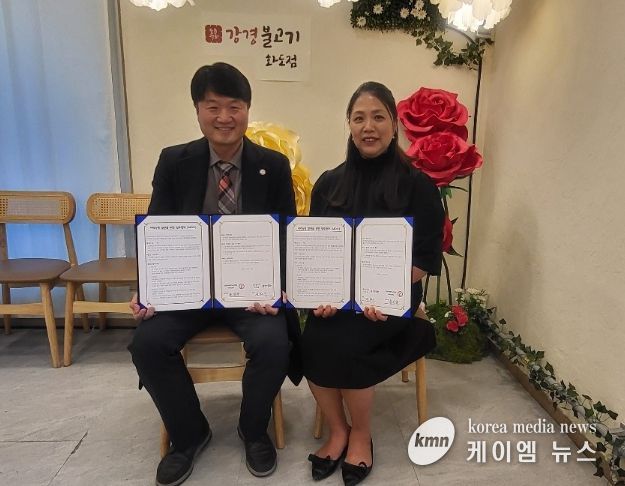 협약식 사진 / (좌) 윤인규 원장, (우) 전해숙 대표