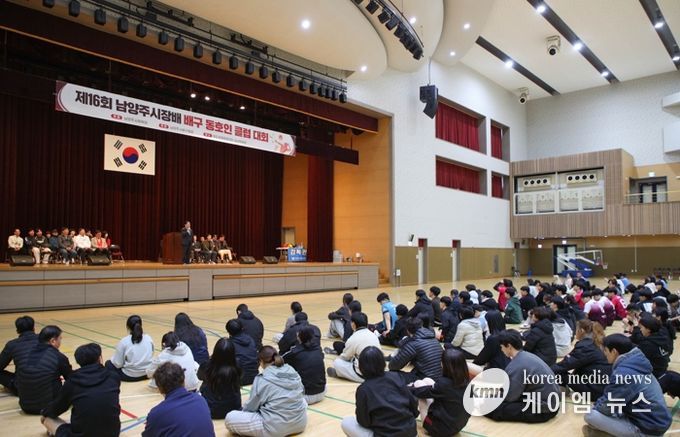 클럽리그 배구대회에서 인사말씀을 전하는 주광덕 시장