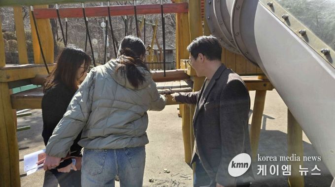 어린이 놀이시설 점검 모습