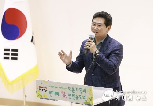 이상일 용인특례시장이 23일 보훈회관 대강당서 열린 '제2회 보훈가족 음악회'에 참석해 축사하고 있다