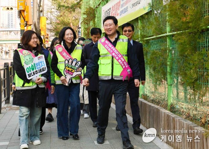 이상일 용인특례시장이 24일 동백초등학교에서 학생들의 안전한 등교를 위한 교통지도봉사에 참석했다.