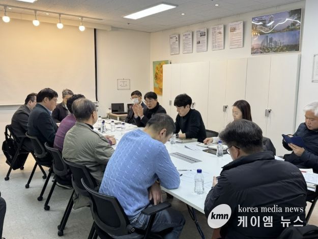 용인특례시가 지역내 리모델링주택조합 현장을 방문해 관계자들과 의견을 교환했다.