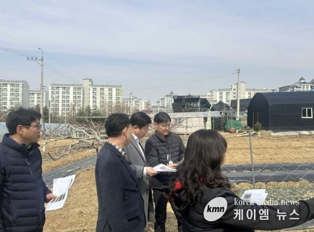 23일 박승삼 시흥시 부시장이 관내 농지 현장을 방문하여 농지 이용 실태를 확인하고 있다