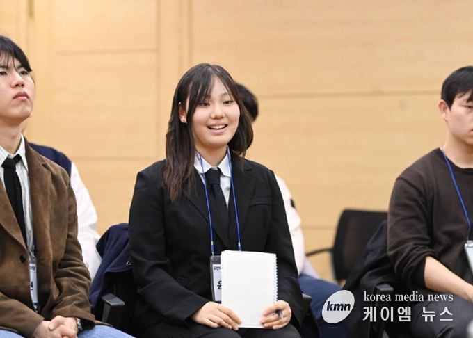 부천시가 개최한 청년 타운홀미팅에서, 한 청년이 정책 관련 의견을 제시하고 있다.