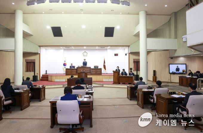 군포시의회는 3월 24 제286회 임시회를 개회, 4월 2일 폐회한다. 사진은 이번 임시회 제1차 본회의 현장.