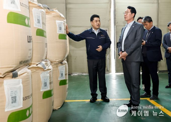 정명근 화성특례시장이 25일 관내 보온재 제조업체를 방문해 원재료 수급상황을 점검하고 있다.