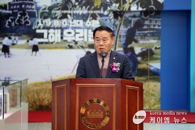 이재식 수원특례시의회 의장이 26일 수원박물관 1층 로비에서 열린 「수원박물관 특별기획전 ‘1980년대 수원, 그해 우리는’」 개막식에서 축사를 하고 있다