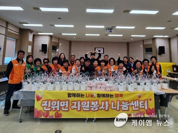 진위면 자원봉사 나눔센터, ‘평택 에너지 지킴이 3.3.3. 운동’ 실천 캠페인과 봄꽃 화분 나눔으로 1인 가구에 온기 전해