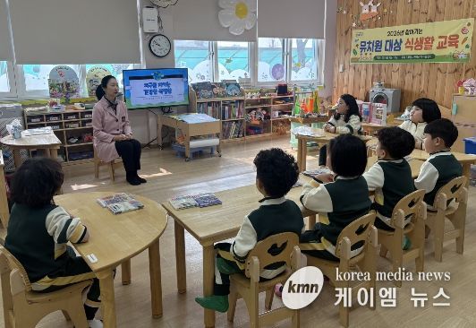 ‘내가 지구를 사랑하는 방법’그림책 동화책에 대해 이야기나누고 있다.