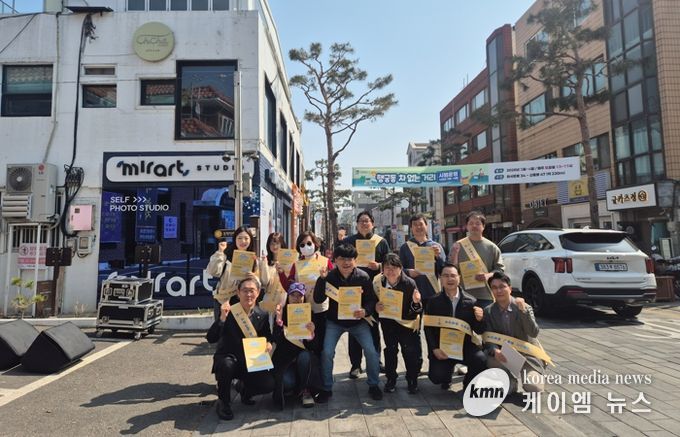 수원시·행궁동 지역상생협의체 관계자들이 지역상생구역 홍보 캠페인을 펼치고 있다.