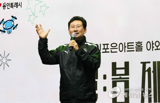 27일 용인포은아트홀 야외광장에서 열린 야간 테마형 축제 제철 예술광장에서 이상일 시장이 축사를 하고 있다.