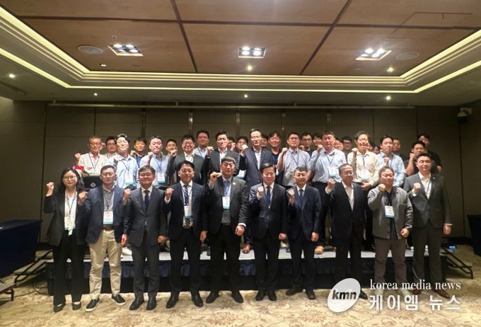 인천항 호치민 포럼에서 기념사진을 촬영하고 있다.