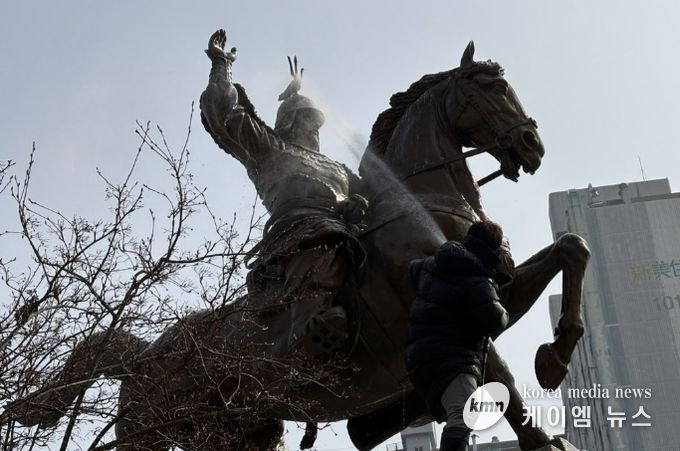 수원시 장안구, ‘우리공원 새빛 새단장’ 새봄맞이 동상 세척 실시