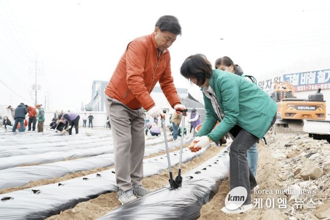광주시 능평동 새마을지도자협의회·부녀회, 취약계층 위한 감자 심기 실시
