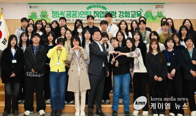 이상일 용인특례시장이 30일 시청 비전홀에서 청년인턴 사업에 참여 중인 청년들과 기념사진 촬영을 하고 있다