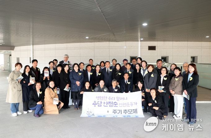 이재식 수원특례시의회 의장을 비롯한 참석자들이 30일 연화장 추모의 집에서 열린 ‘故 용담 안점순 8주기 추모제’에 참석해 기념촬영을 하고 있다.