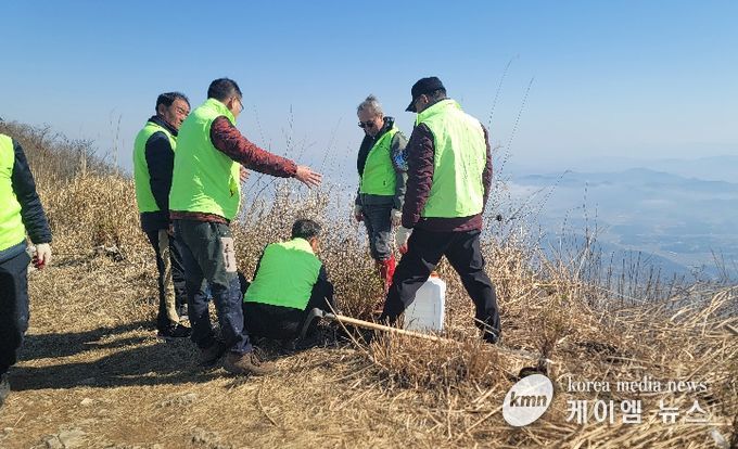 홍성군 광천읍, 오서산 정상서 봄 맞이 나서
