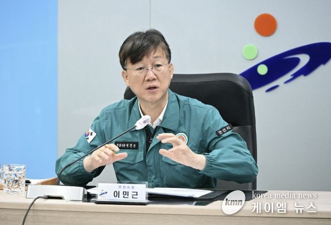 이민근 안산시장이 30일 안산시청 재난안전상황실에서 '대형화재 예방 안전점검 회의'를 주재하고 있다.