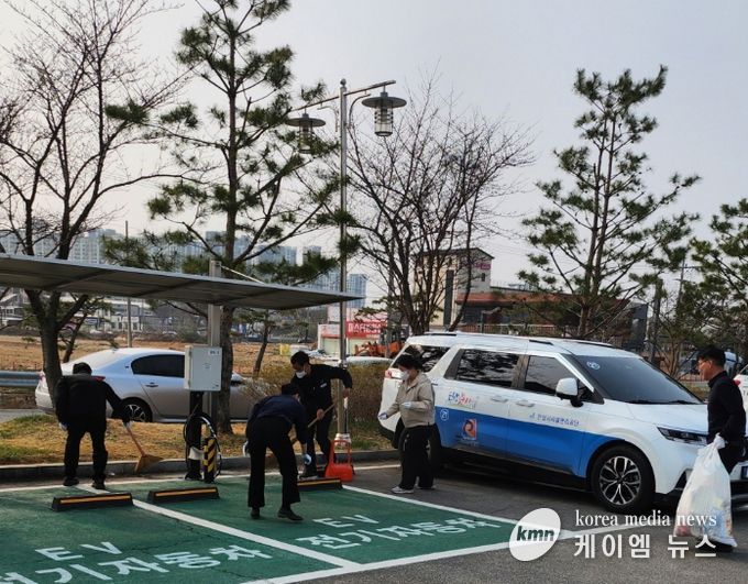 안성시시설관리공단 교통약자지원팀, 안전한 환경 조성 및 이용객 편의를 위한 주변 환경 정화 활동 첫 실시
