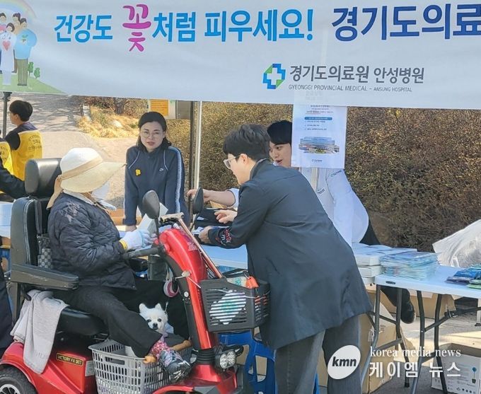 경기도의료원 안성병원, 산수유마을잔치서 '찾아가는 건강서비스' 제공