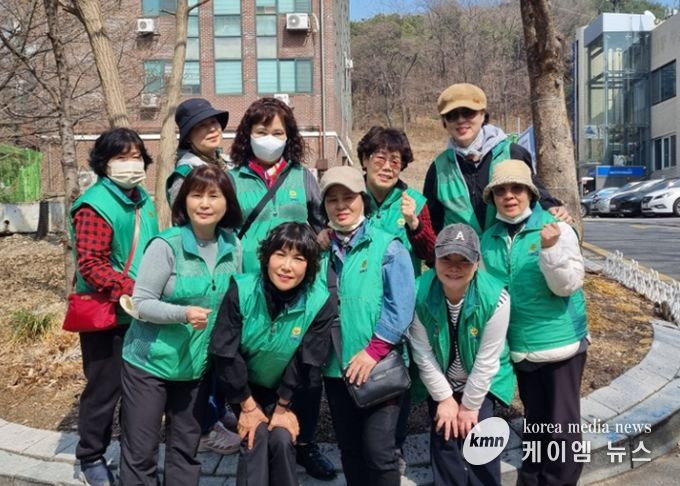 광명시 하안1동은 지난 30일 식목일을 앞두고 새마을부녀회와 함께 ‘봄맞이 꽃 심기 행사’를 개최했다.