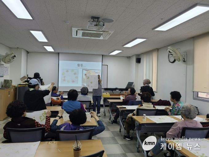 지난해 3월 황송 노인종합복지관에서 탄소중립 교육 중 하나로 봄 식물로 손수건 만들기 활동 진행 중이다.