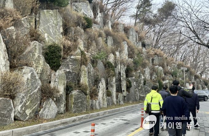 구리시에서 민간 전문가와 함께 급경사지 안전 점검을 하고 있다.