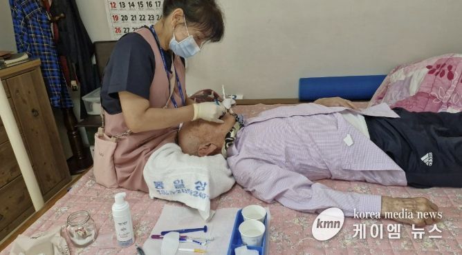 용인특례시 보건소 거동불편 어르신 대상 방문 구강관리 모습